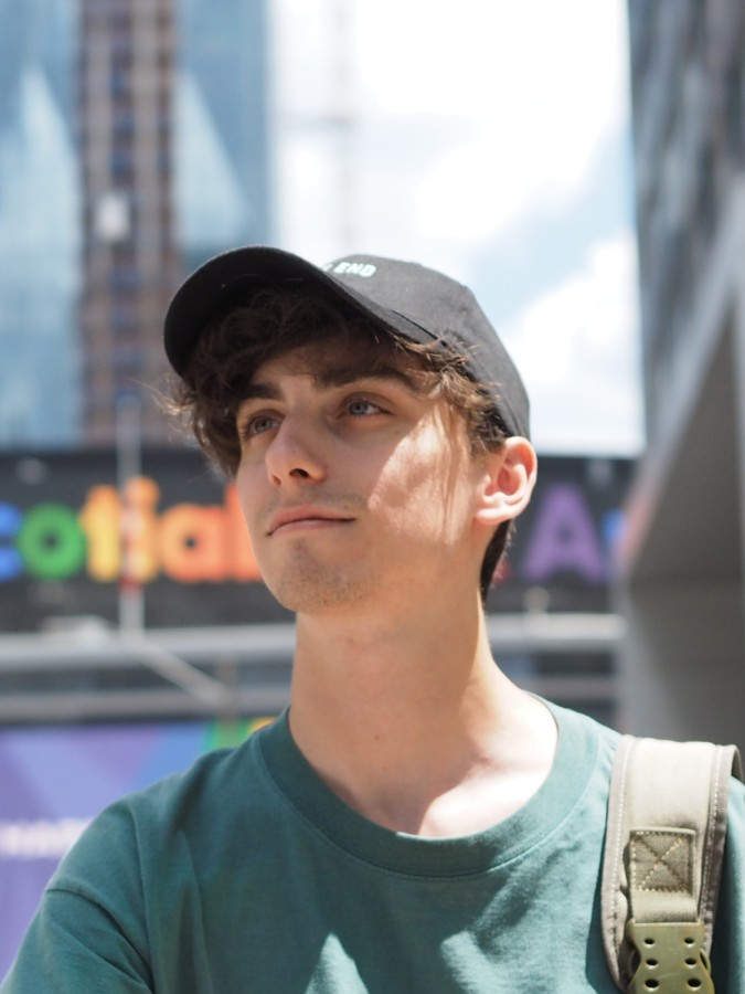 Photo de Romain Sabarly devant la Scotia Bank Arena de Toronto